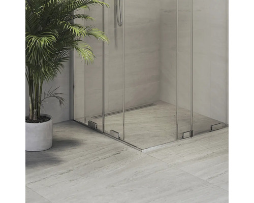 Sprchovací kút v úrovni podlahy so sklenenou stenou a podlahovým odtokom