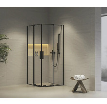 Rohová sprcha so sprchovou armatúrou a uterákom na stoličke v kúpeľni