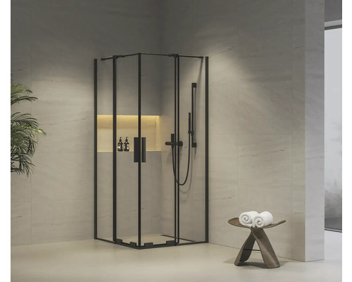 Rohová sprcha so sprchovou armatúrou a uterákom na stoličke v kúpeľni