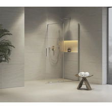 Sprchovací kút so sklenenými dverami, armatúrou a úložným priestorom vo svetlej kúpeľni