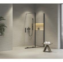 Kúpeľňa so sprchovacím kútom s čiernym rámom, armatúrami a drevenou stoličkou