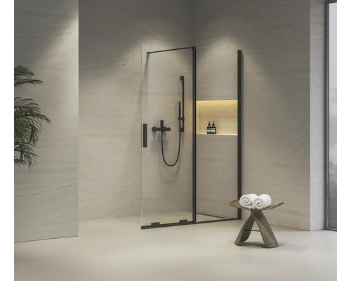 Kúpeľňa so sprchovacím kútom s čiernym rámom, armatúrami a drevenou stoličkou