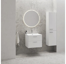 Kúpeľňa s umývadlovou skrinkou, zrkadlom s osvetlením a vysokou skriňou