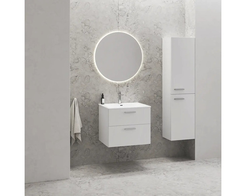 Kúpeľňa s umývadlovou skrinkou, zrkadlom s osvetlením a vysokou skriňou