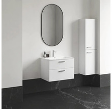 Kúpeľňa s umývadlovou skrinkou, zrkadlovou skrinkou a zrkadlom