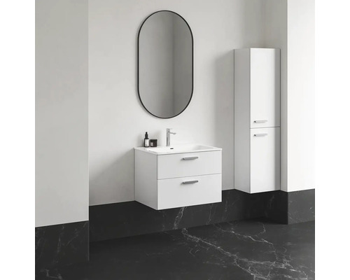 Kúpeľňa s umývadlovou skrinkou, zrkadlovou skrinkou a zrkadlom