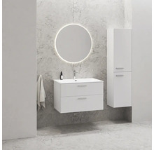 Moderná kúpeľňa s bielym umývadlom, zrkadlovou skrinkou a okrúhlym zrkadlom s osvetlením