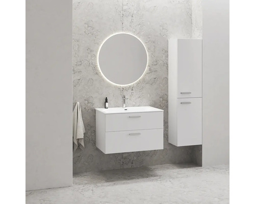 Moderná kúpeľňa s bielym umývadlom, zrkadlovou skrinkou a okrúhlym zrkadlom s osvetlením