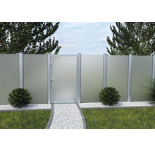 Záhradný plot s bránou a sklenenou ochranou súkromia