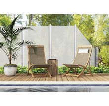 Dve záhradné stoličky na drevenej terase vedľa bazéna