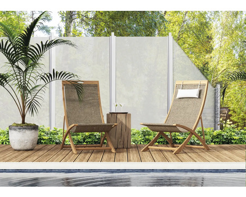 Dve záhradné stoličky na drevenej terase vedľa bazéna