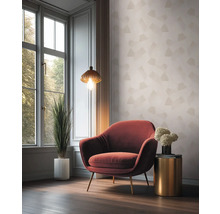 Obývacia izba s kreslom, lampou a izbovou rastlinou pred oknom