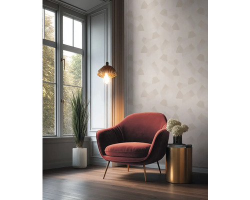 Obývacia izba s kreslom, lampou a izbovou rastlinou pred oknom