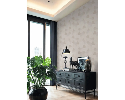 Obývacia izba s komodou, izbovou rastlinou a dekoráciou