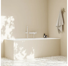 Kúpeľňa s vaňou, batériou, uterákom a kozmetickými produktmi