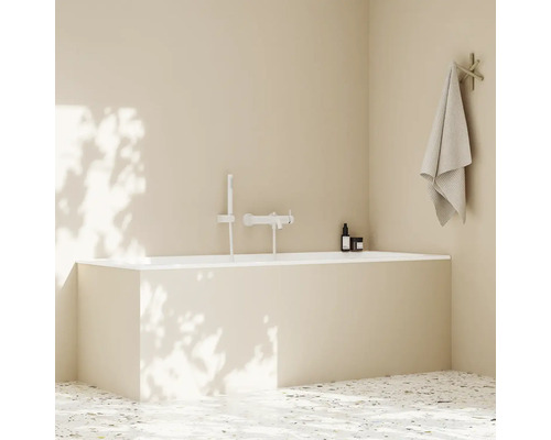 Kúpeľňa s vaňou, batériou, uterákom a kozmetickými produktmi