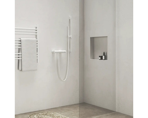 Kúpeľňa s ohrievačom uterákov, sprchovou batériou a úložným priestorom