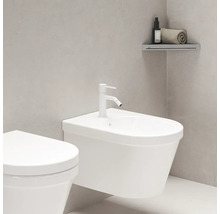 Nástenný bidet s batériou a rohovou policou v kúpeľni