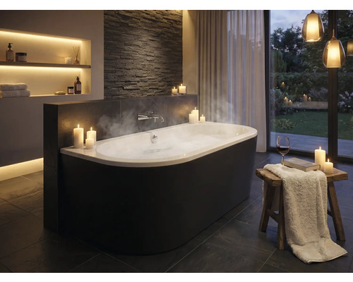 Elegantná kúpeľňa s voľne stojacou vaňou, sviečkami a nepriamym osvetlením pre relaxačnú atmosféru