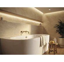 Svetlá kúpeľňa s vaňou, vodovodnou batériou a policou s dekoráciou