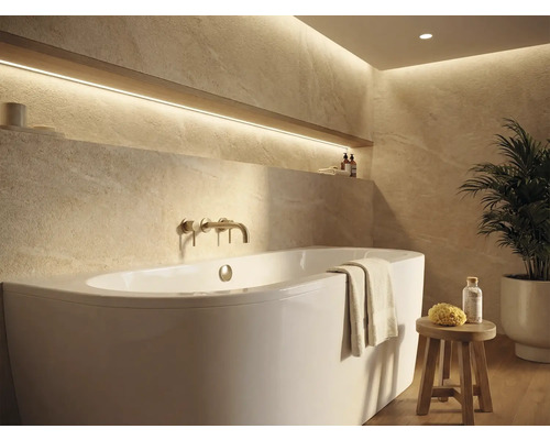 Svetlá kúpeľňa s vaňou, vodovodnou batériou a policou s dekoráciou