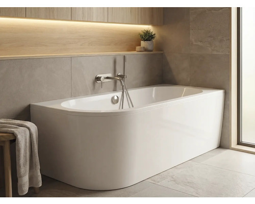 Voľne stojaca vaňa v svetlej kúpeľni s úložným priestorom