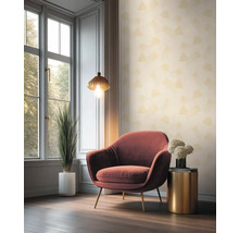 Izba s kreslom, príručným stolíkom, stojacou lampou a izbovou rastlinou