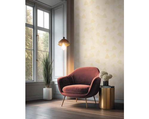 Izba s kreslom, príručným stolíkom, stojacou lampou a izbovou rastlinou