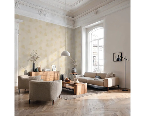 Obývacia izba s pohovkou, kreslami, dreveným stolom, komodou a tapetou vo svetlom, priestrannom dizajne