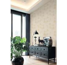 Obývacia izba s komodou, izbovou rastlinou a dekoráciou