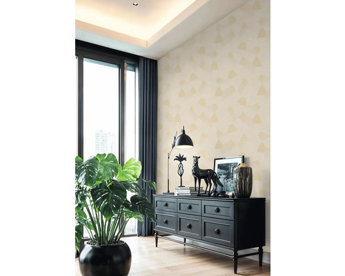 Obývacia izba s komodou, izbovou rastlinou a dekoráciou