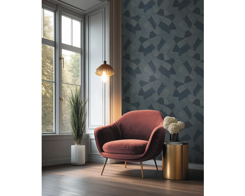 Obývacia izba s kreslom, odkladacím stolíkom a vzorovanou tapetou