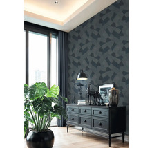 Obývacia izba s komodou, izbovou rastlinou a vzorovanou tapetou