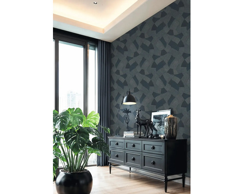 Obývacia izba s komodou, izbovou rastlinou a vzorovanou tapetou