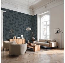 Obývacia izba s pohovkou, kreslom, dreveným stolom a vzorovanou tapetou