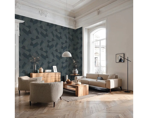 Obývacia izba s pohovkou, kreslom, dreveným stolom a vzorovanou tapetou