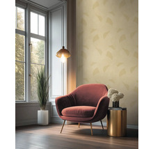 Interiérový pohľad na izbu s kreslom, príručným stolíkom, izbovou rastlinou, závesnou lampou a oknom