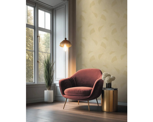 Interiérový pohľad na izbu s kreslom, príručným stolíkom, izbovou rastlinou, závesnou lampou a oknom