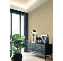 Obývacia izba s tapetou so vzorom, komoda a izbová rastlina pre príjemnú atmosféru.