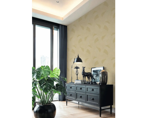 Obývacia izba s tapetou so vzorom, komoda a izbová rastlina pre príjemnú atmosféru.