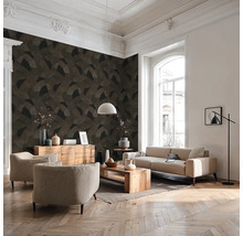 Obývacia izba s tapetou so vzorom, pohovkou, kreslom a dreveným stolom