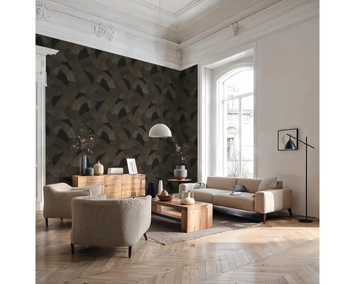 Obývacia izba s tapetou so vzorom, pohovkou, kreslom a dreveným stolom