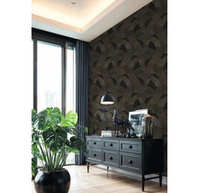 Obývacia izba so vzorovanou tapetou, komodou, oknom a izbovou rastlinou