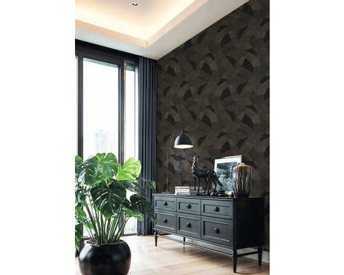 Obývacia izba so vzorovanou tapetou, komodou, oknom a izbovou rastlinou