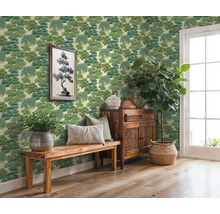 Zdobená izba s tapetou s motívom stromu, lavicou, komodou a izbovými rastlinami