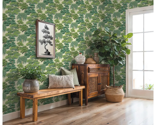 Zdobená izba s tapetou s motívom stromu, lavicou, komodou a izbovými rastlinami