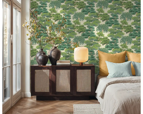 Spálňa so vzorovanou tapetou, komodou a posteľou