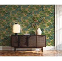 Dekoratívna zelená tapeta so vzorom stromov za drevenou skriňou v miestnosti.