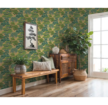 Miestnosť so zelenou tapetou so stromom, drevenou lavicou, skriňou a črepníkovými rastlinami pre prírodnú atmosféru