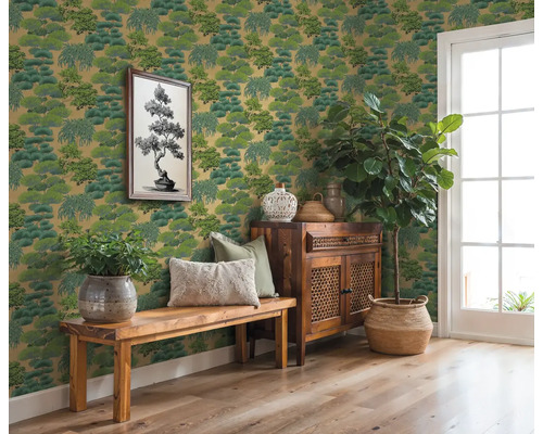 Miestnosť so zelenou tapetou so stromom, drevenou lavicou, skriňou a črepníkovými rastlinami pre prírodnú atmosféru